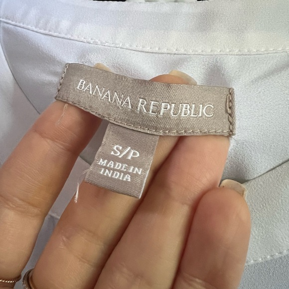 Banana Republic EUC Blouse - White w/Gold buttons - Picture 2 of 7